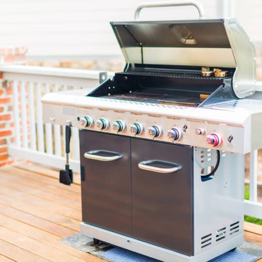 Outdoor gas grill